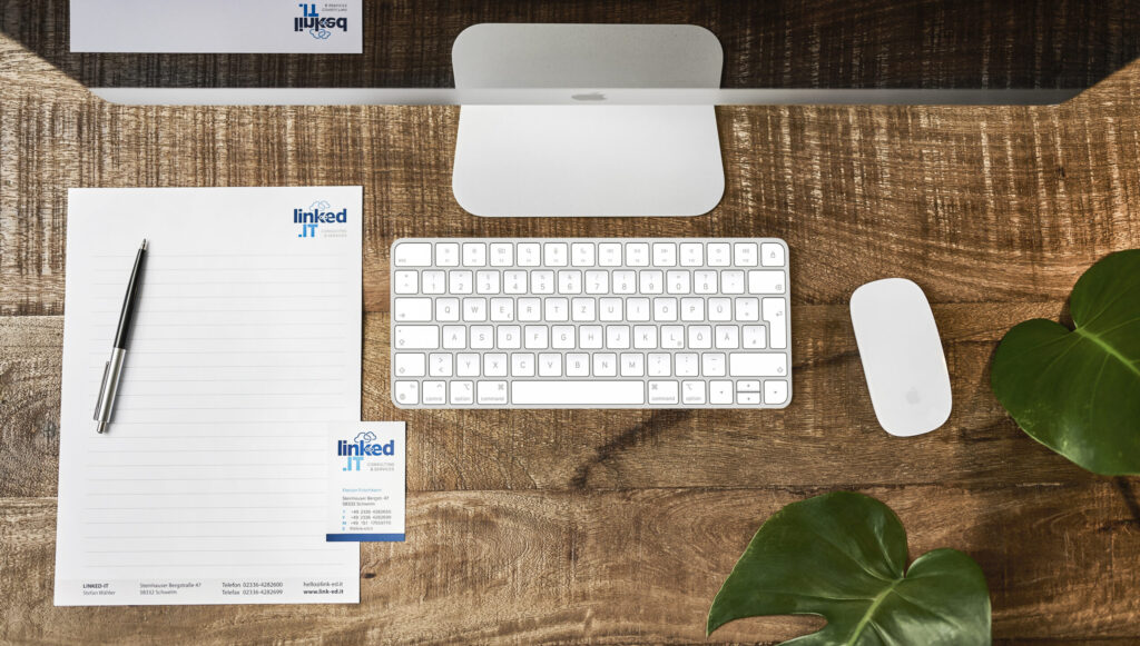 Spiegelung im iMac, auf einem Schreibtisch von Link-ed.it mit Logo